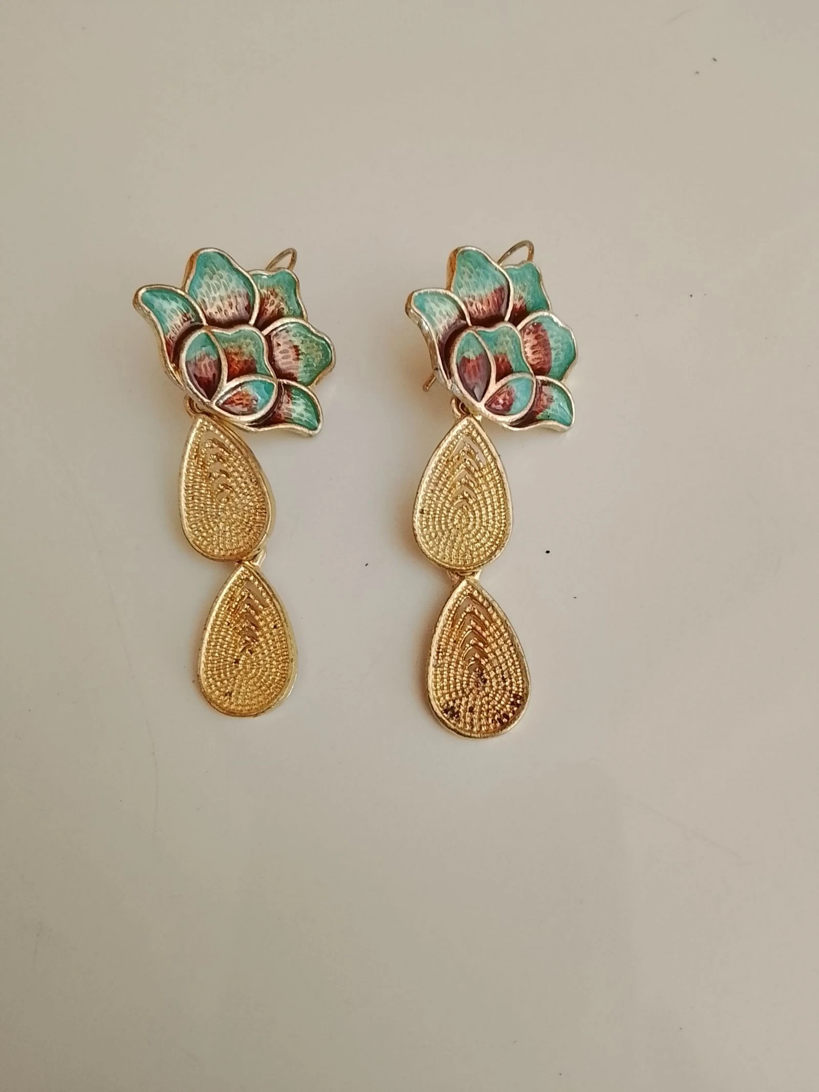 💎 Boucles d'oreilles dorées et émail esprit bohème en très bon état 💎